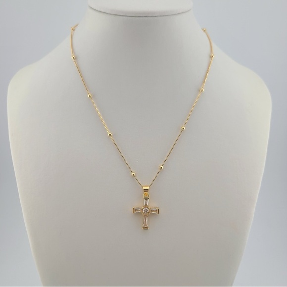 Elegant Gold Cross Pendant Necklace - Picture 4 of 4